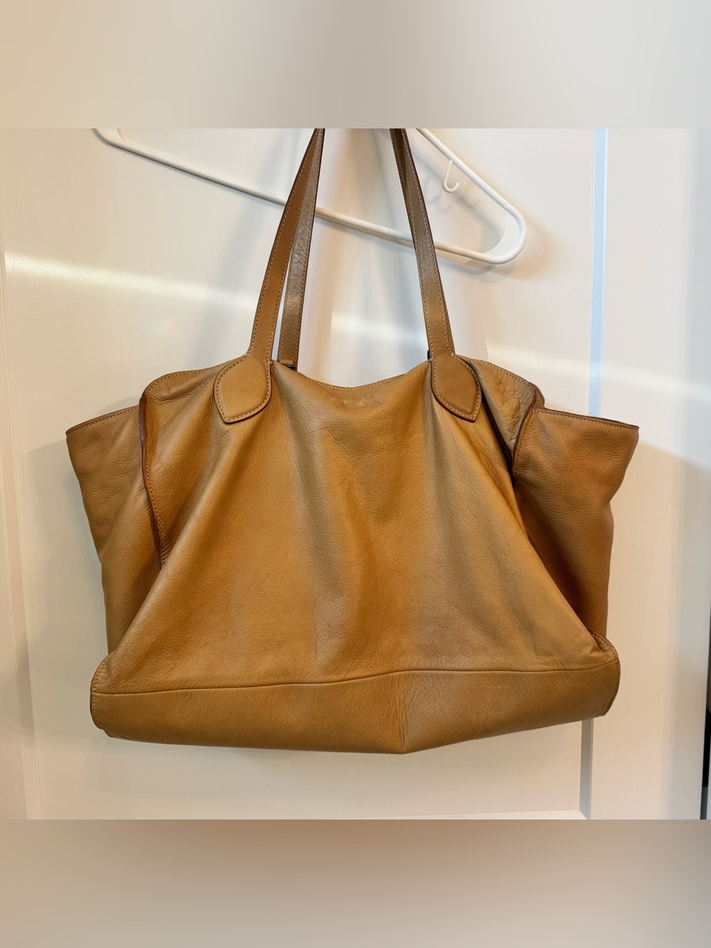 Women's Classic Leather Shoulder Bag in Tan